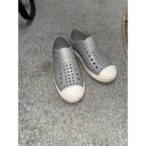 Native slip on kids shoes in gray junior size 2 - Picture 1 of 4